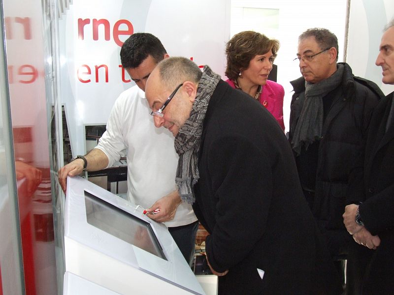 El diseñador Roberto Verino, en el "museo móvil" de RNE a su paso por Orense.