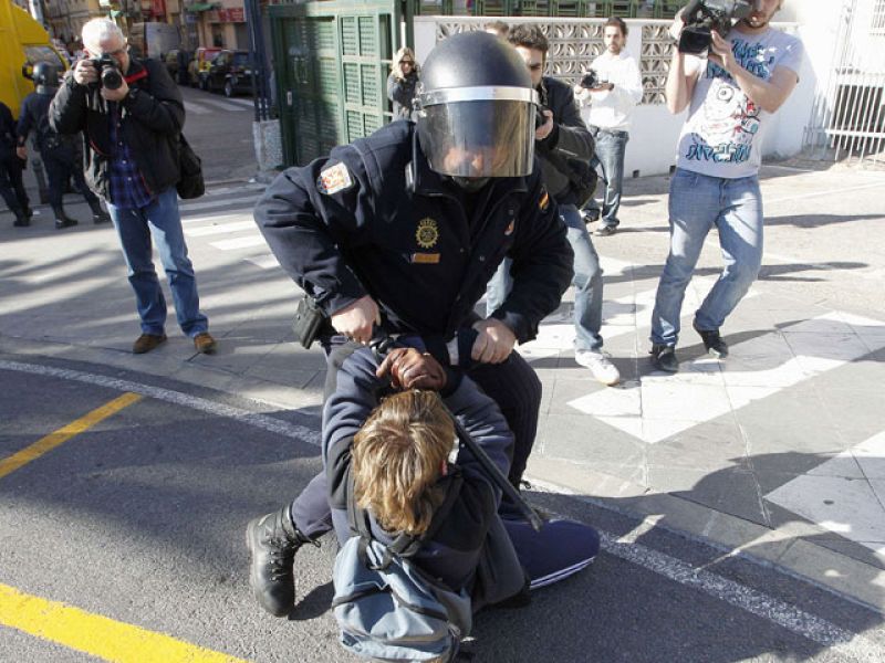 Las cargas se han sucedido en la plaza del Ayuntamiento de Valencia