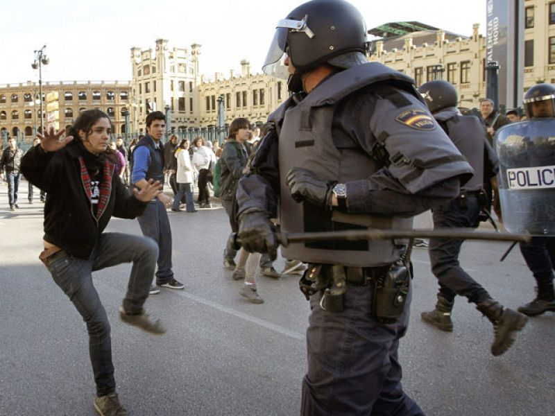 La policía ha vuelto a cargar contra una nueva protesta estudiantil en Valencia