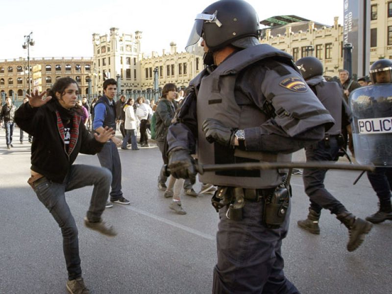 La policía ha vuelto a cargar contra una nueva protesta estudiantil en Valencia