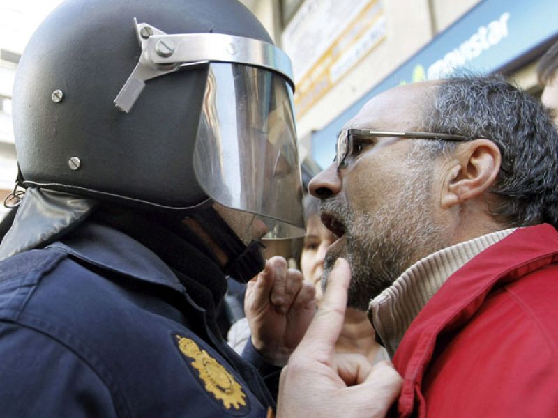 Uno de los manifestantes se encara con uno de los agentes en las protestas de Valencia