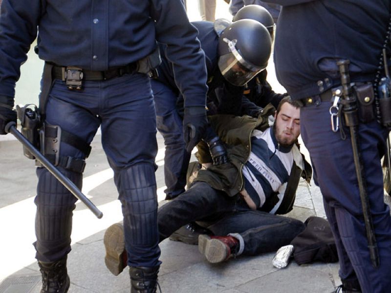 Los agentes han detenido a al menos diez personas, tres de ellos menores