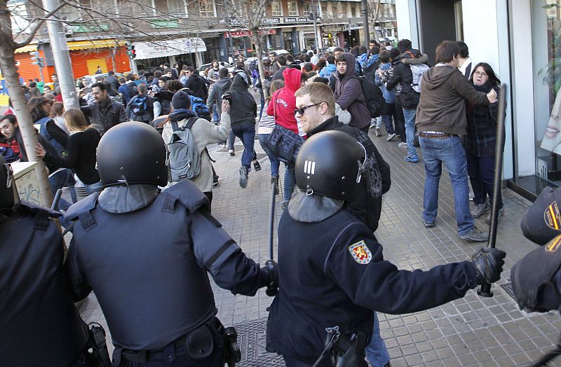 La policía carga a porrazos contra los estudiantes que se han manifestado en Valencia.