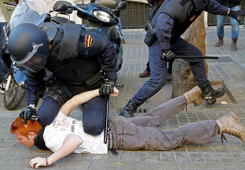 DIEZ DETENIDOS, 3 DE ELLOS MENORES, EN ESCARAMUZAS ENTRE ESTUDIANTES Y POLICÍA