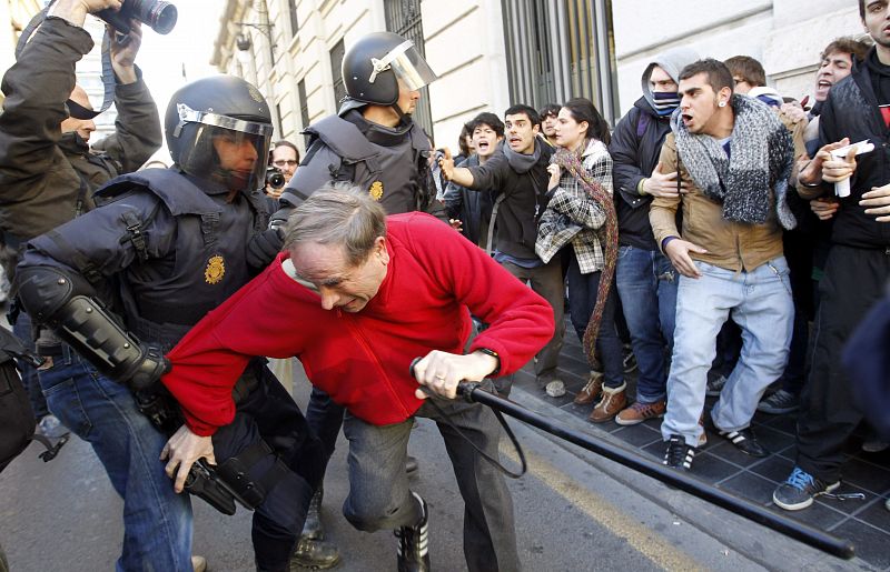 DIEZ DETENIDOS, 3 DE ELLOS MENORES, EN ESCARAMUZAS ENTRE ESTUDIANTES Y POLICÍA