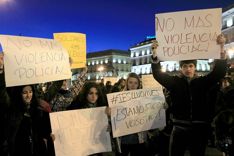 UNOS DOSCITNES JÓVENES EXPRESAN EN SOL SU SOLIDARIDAD CON EL IES LLUIS VIVES