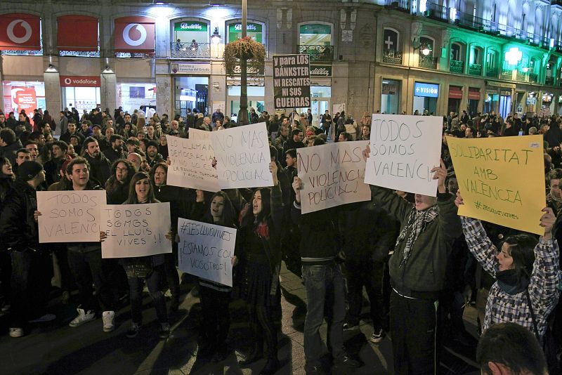 Unos dos centenares de jóvenes se han concentrado esta tarde en la Puerta del Sol de Madrid para expresar su solidaridad con los alumnos del IES Lluis Vives de Valencia.