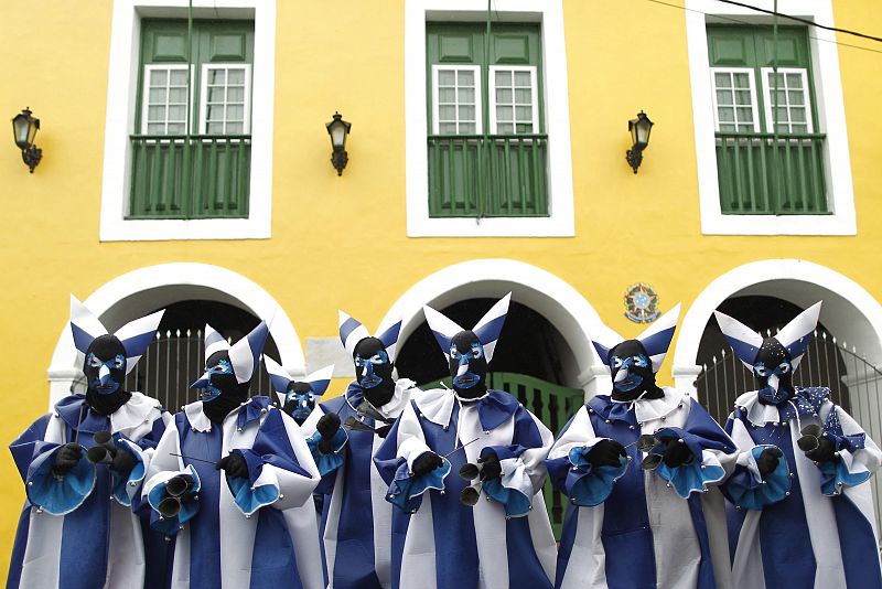 Los disfraces de carnaval en Brasil destacan por sus vivos colores