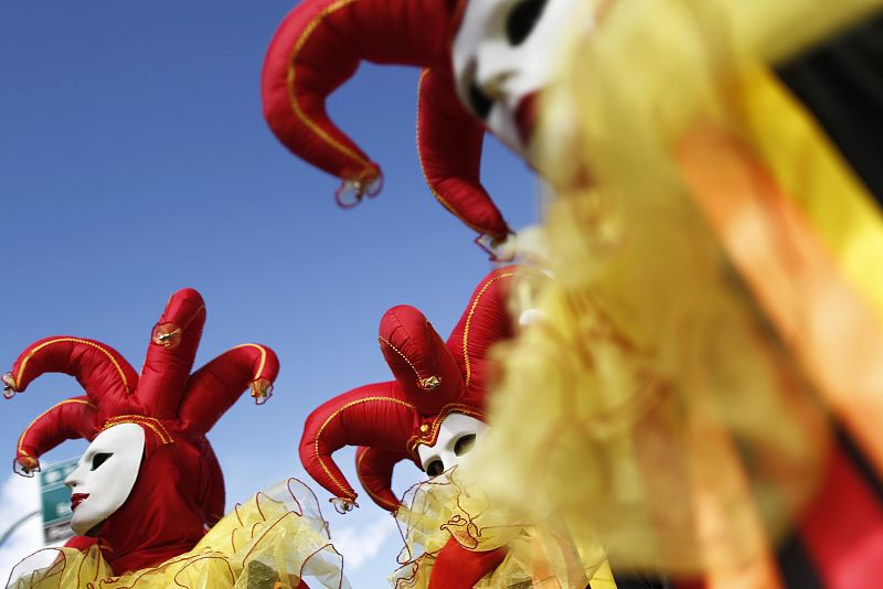 Contraste de colores durante las celebraciones del carnaval en Brasil