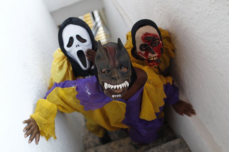 Unos niños posan durante la celebración del "Carnaval de todos los colores" en Brasil