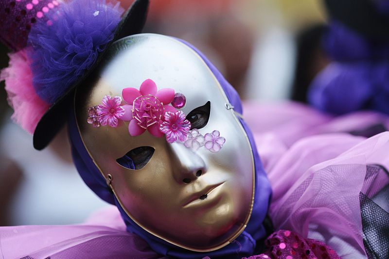 Primer plano de un enmascarado durante las celebraciones de carnaval en Brasil