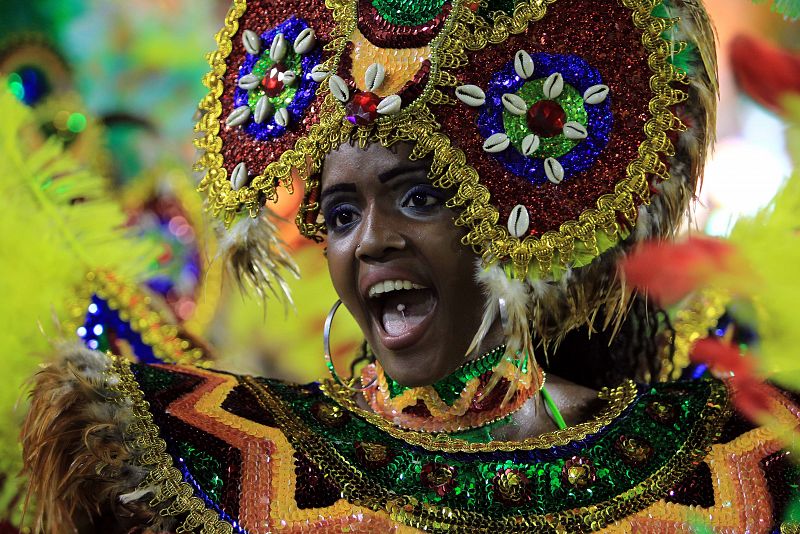 Una bailarina de samba participa en los desfiles del carnaval de Rio de Janeiro en Brasil