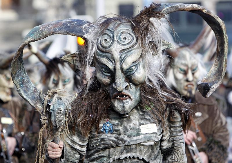 Unos participantes lucen máscaras muy elaboradas durante el desfile de Lunes de Carnaval de la localidad suiza de Lucerna