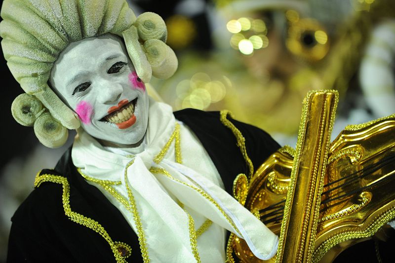 Bailarín disfrazado de la escuela de samba Sao Clemente durante el carnaval de Río de Janeiro (Brasil)