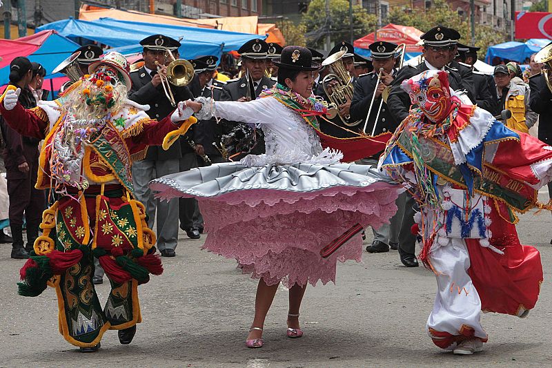 Entrada Folclórica del Jisk'a Anata (fiesta chica, en lengua aymara) que rescata las danzas bolivianas durante el carnaval paceño (Bolivia)