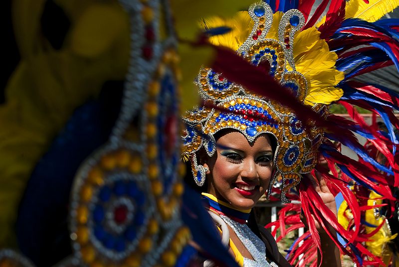 Una bailarina actúa duirante el tercer día de carnaval en Barranquilla (Colombia)