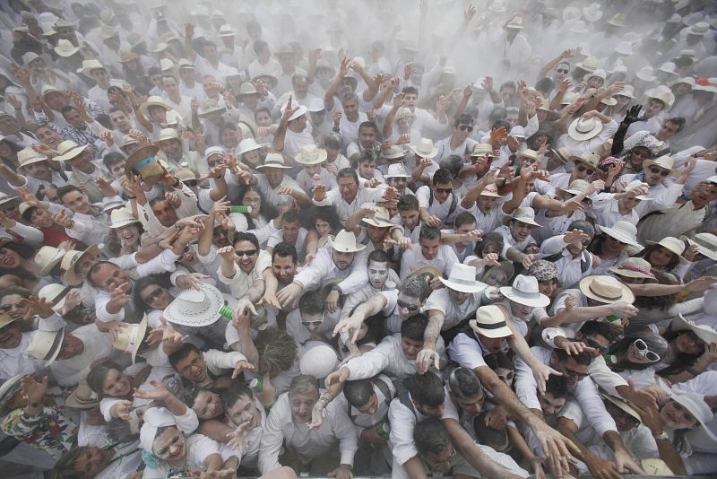 En el carnaval de "Los Indianos" en la isla canaria de Las Palmas, los asistentes se tiran uno