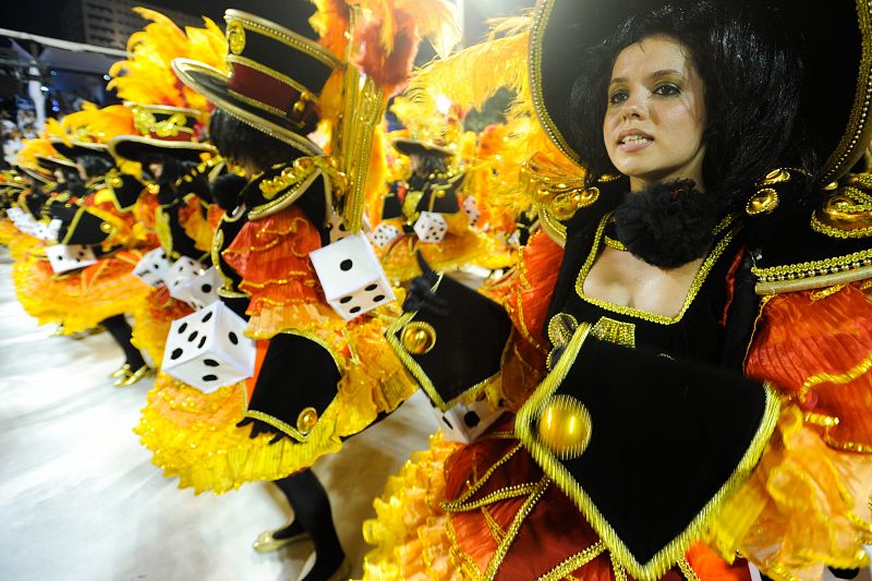 Imagen de la actuación de la escuela de samba Sao Clemente en Río de Janeiro (Brasil)