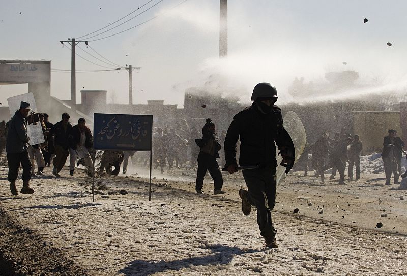 Los manifestantes arrojan piedras contra una base militar de EE.UU. en Kabul tras saberse que se han quemado coranes