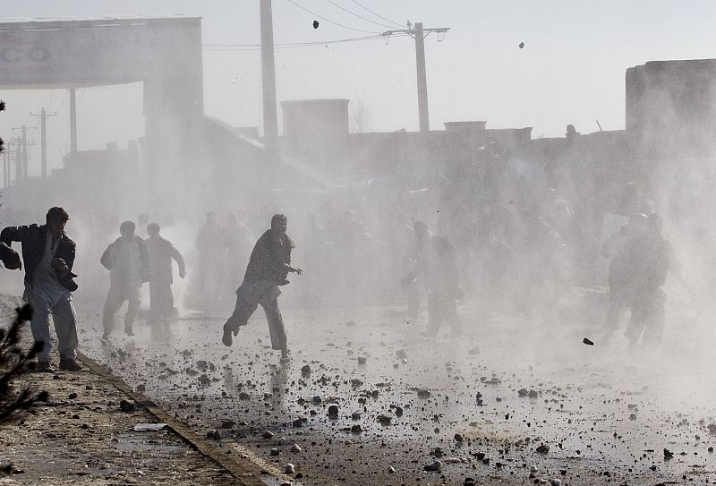 Manifestantes arrojan piedras contra la Policía en Kabul