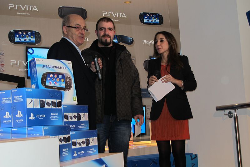 James Armstrong, vicepresidente europeo y consejero para España y Portugal de Sony hace entrega de la primera PS Vita en la tienda del gigante japonés en Madrid.