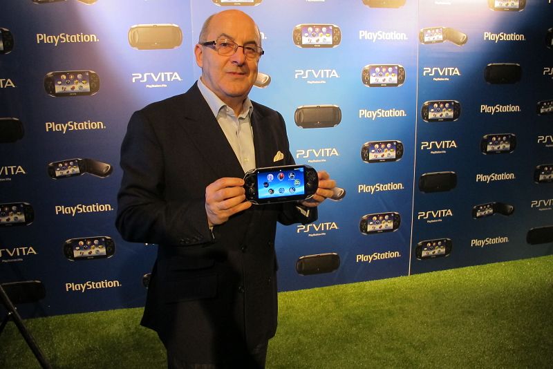 El vicepresidente senior de Sony posa con la nueva portatil de su compañía, PS Vita