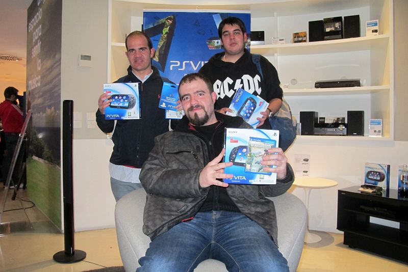 Faustino Jiménez, Sergio Rodrigo y Nacho Portal posan orgullosos con la nueva portátil de Sony