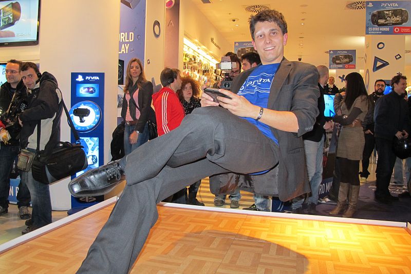 El estreno de PS Vita en España estuvo amenizado con diferentes 'shows', como el de este mago que parece levitar mientras juega con la última portátil de Sony
