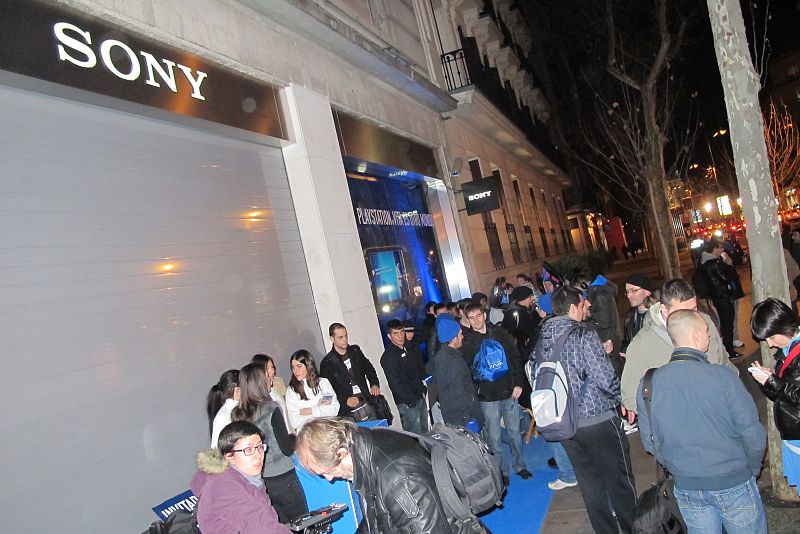 Alrededor de 70 personas hicieron cola para ser los primeros en comprar oficialmente la PS Vita en España. Algunos establecimientos la habían puesto a la venta anteriormente, sin consentimiento de Sony.