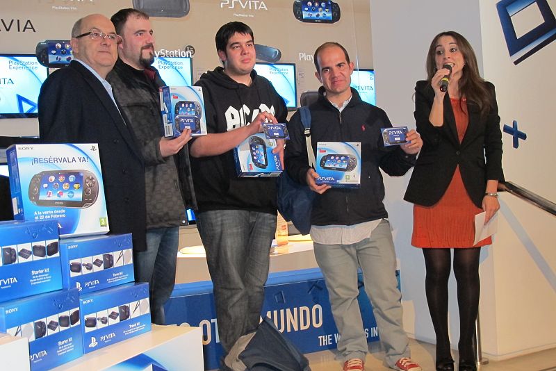 Faustino Jiménez, Sergio Rodrigo y Nacho Portal, los tres primeros en conseguir oficialmente la PS Vita de Sony. Los responsables de la compañía nipona se la regalaron como detalle por haber esperado más de 15 horas en la cola.