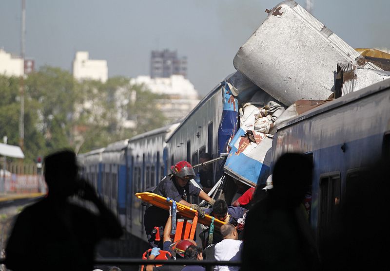 Al llegar a la estación Once el tren no ha podido frenar y el impacto ha sido fortísimo.