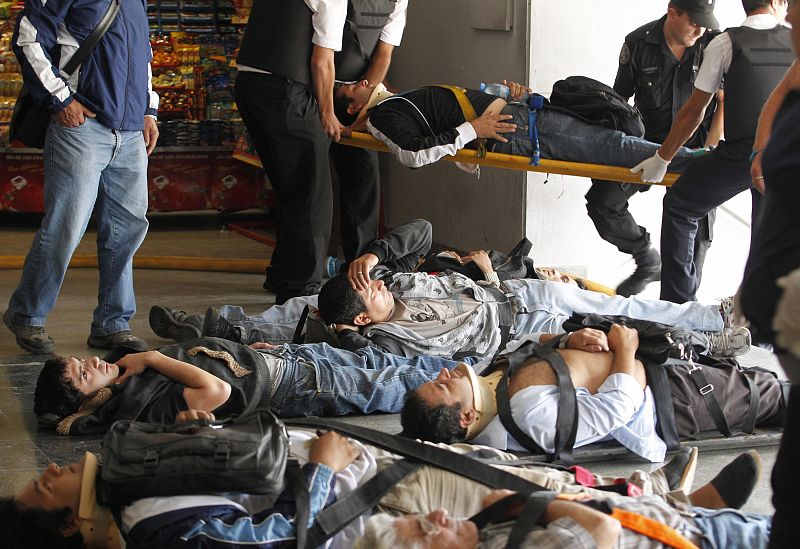 Los heridos, inmovilizados, en el suelo de la estación bonaerense Once.