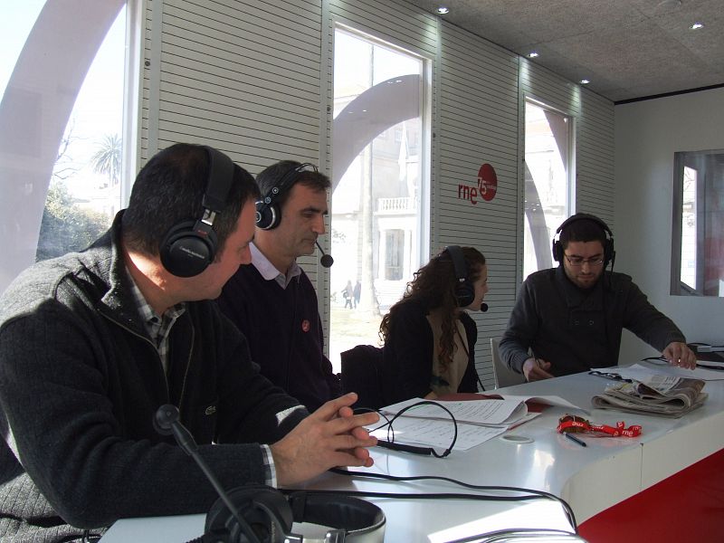 Tertulia con un profesor y alumnos de la Facultad de Audiovisual de Pontedra.