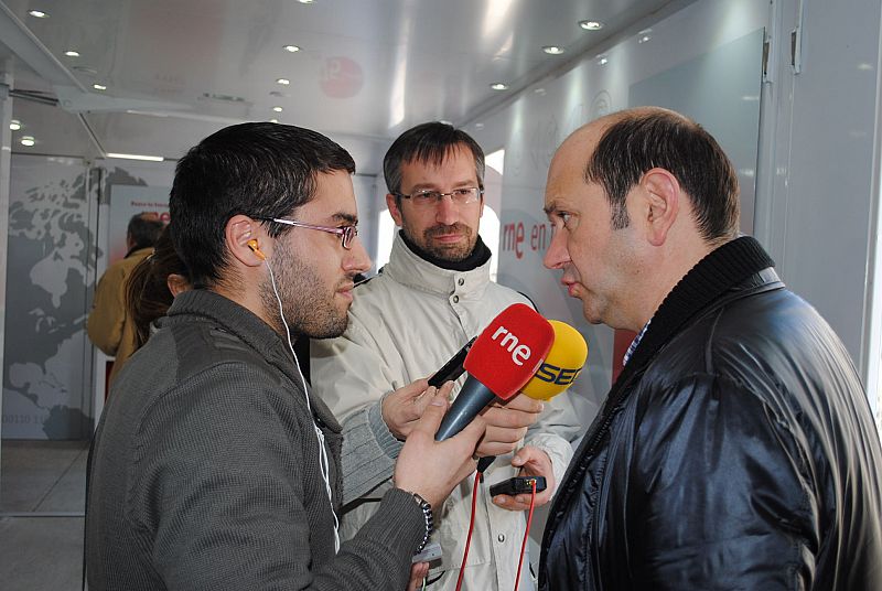 El presidente de la Diputación de Pontevedra, Rafael Louzán, confiesa a los medios su pasión por la radio.