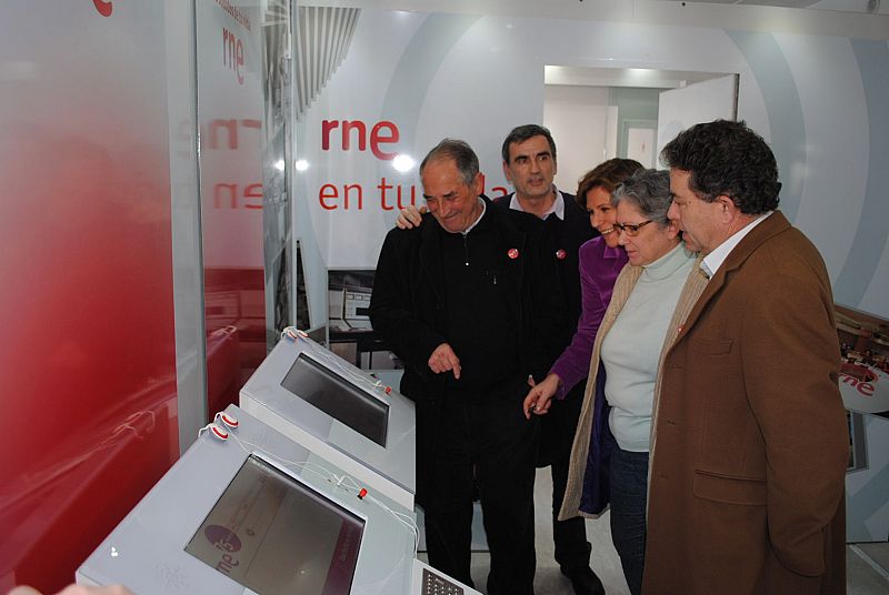 El alcalde de Pontevedra, Miguel Fernández Lores, el historiador Xosé Fortes y la escritora Gloria Sánchez con Pablo Lugo y Celia Díaz.