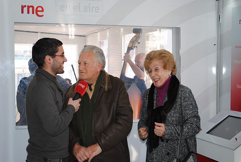 Luis Miguel Alonso entrevista a visitantes de la exposición.