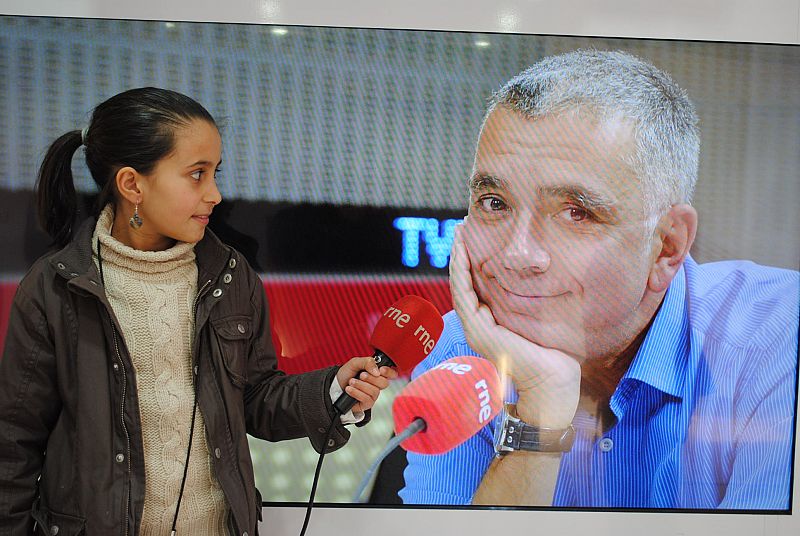 Una niña entrevista a Juan Ramón Lucas.