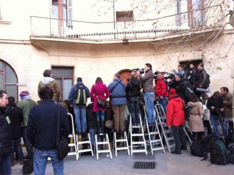Los periodistas esperan la imagen del duque de Palma