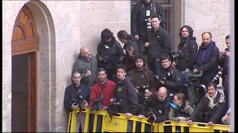 Multitud de periodistas esperan la llegada del duque de Palma a las puertas del juzgado