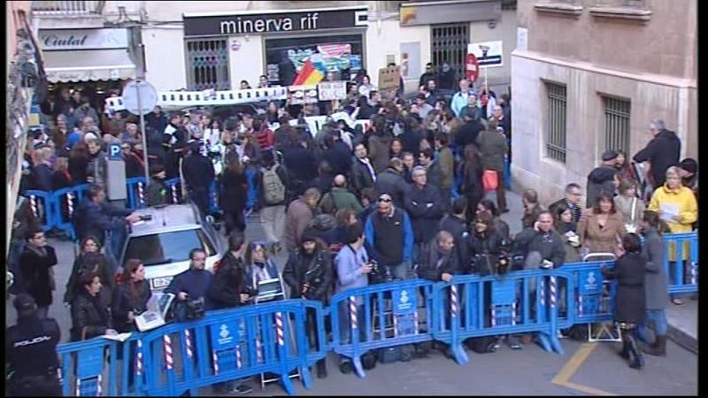 Multitud de personas protestan a las puertas del juzgado