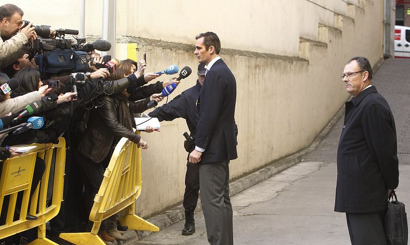Urdangarin atiende a la prensa a su llegada a los juzgados