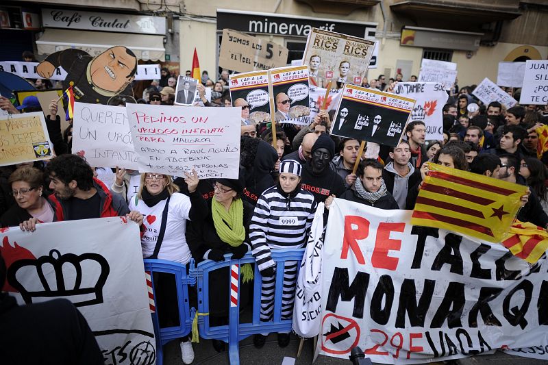 Manifestantes se concentran en los juzgados de Palma ante la declaración de Urdangarin