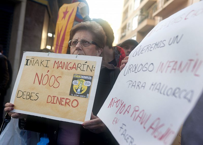 Manifestantes con diferentes reivindicaciones ante los juzgados de Palma