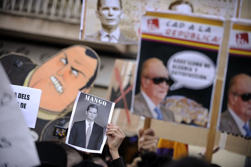 Protestas a la puerta del juzgado de Palma contra Urdangarin