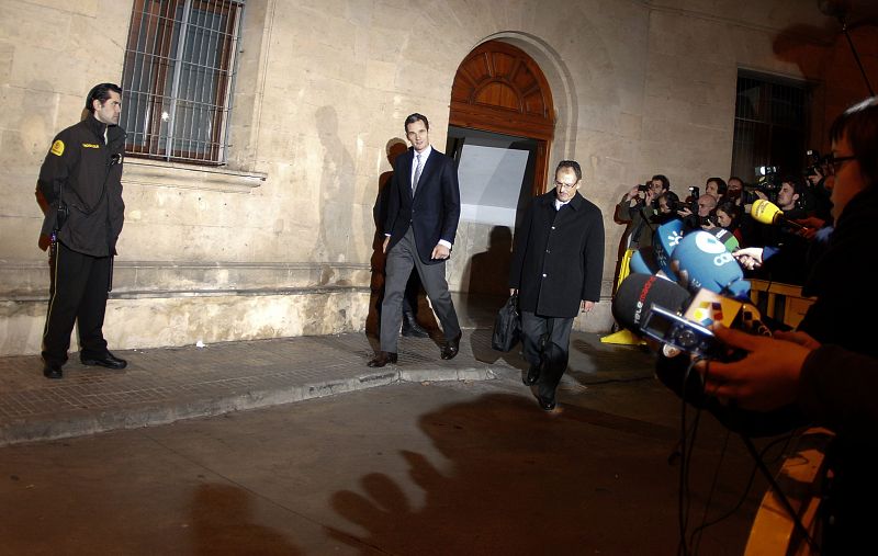 Urdangarin, son-in-law of Spain's King Juan Carlos, leaves with his lawyer in Palma de Mallorca