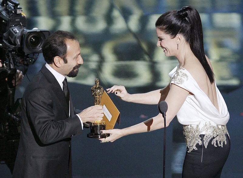 Sandra Bullock y Asghar Farhadi en la gala de los Oscars del 2012
