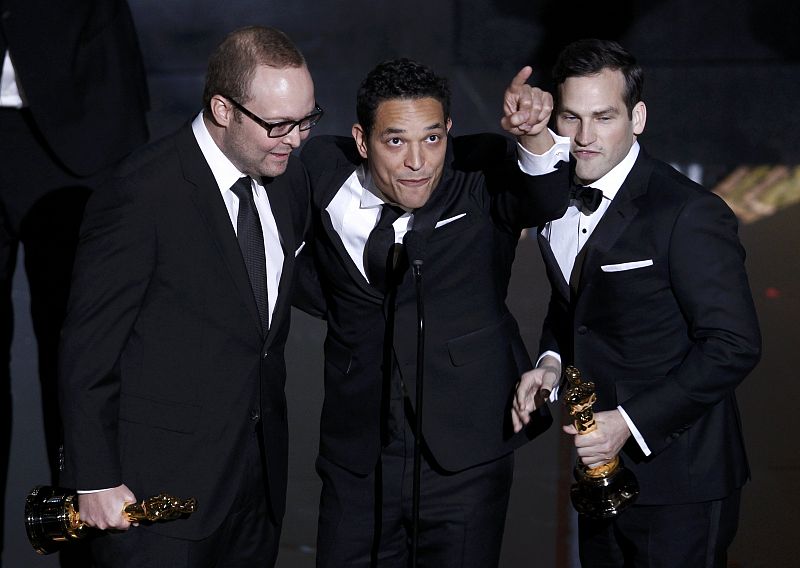TJ Martin, Dan Lindsay y Rich Middlemas en la gala de los Oscars 2012