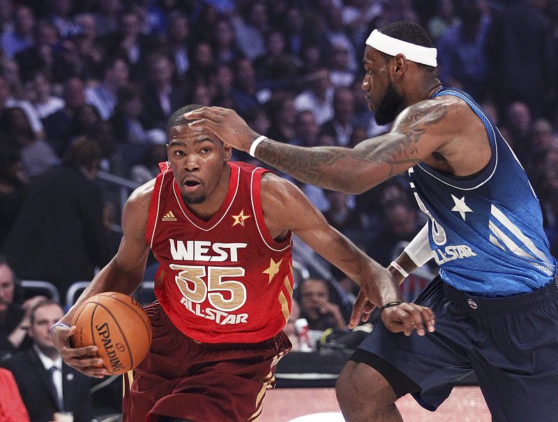 Kevin Durant (izq.) intenta entrar a canasta frente a Lebron James