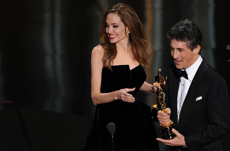 Angelina Jolie y Alexander Payne en la gala de los Oscars 2012