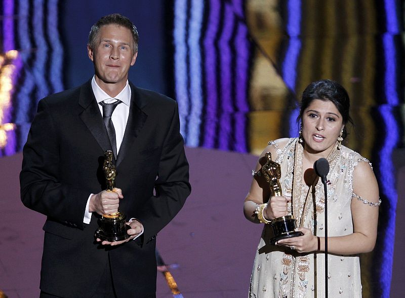 Daniel Junge y Sharmeen Obaid-Chinoy en la gala de los Oscars 2012